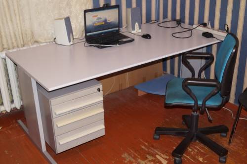 Продам офисный стол с креслом (Италия)
