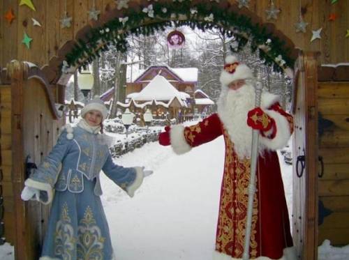 Танцующие Дед Мороз и Снегурочка