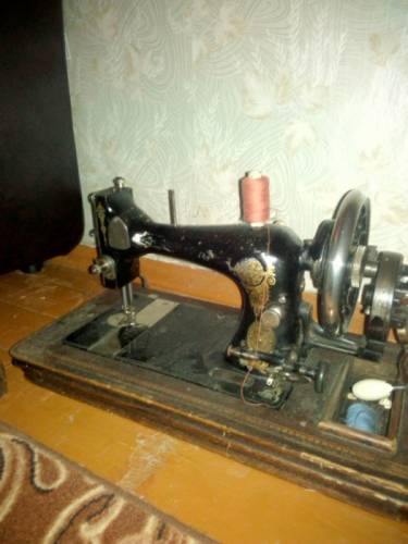ручная швейная машинка старая в хорошем состоянии