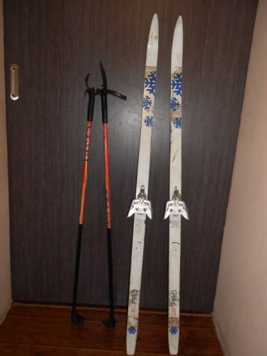 Продам лыжи детские 145 с палками