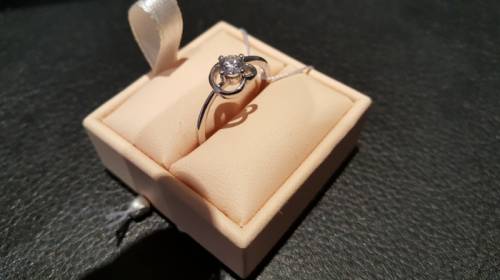 Продаётся новое кольцо с бриллиантом
