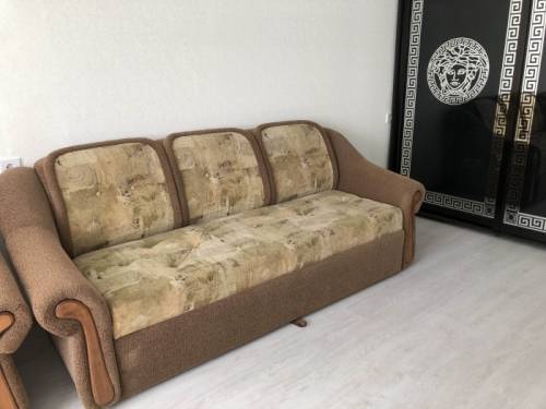 Продается красивый диван и 2 кресла