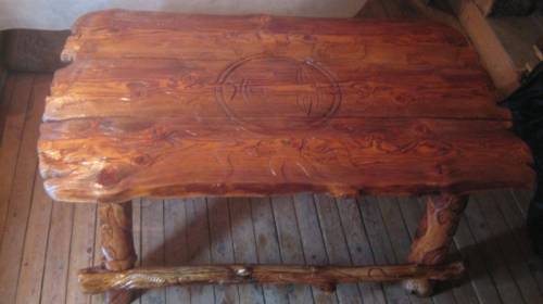 деревянный стол в рустикальном стиле