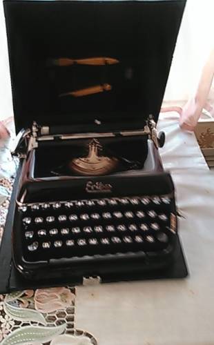продаю пишущую машинку. Производство ГДР, 1950 г.выпуска в отличном состоянии.