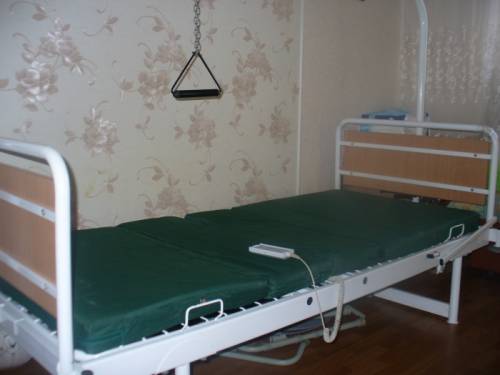 кровать для инвалидов с пультом управления