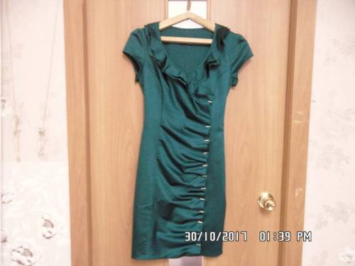 Атласное зелёное платье р-р 42-44