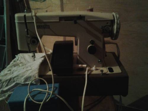 Продаю швейную машинку с элекртроприводом 