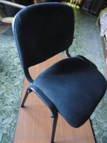 Продам офисные стулья новые черного цвета.