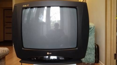 Телевизор LG диагональ 52см в отличном состоянии для дома и сада   пульт  докуме