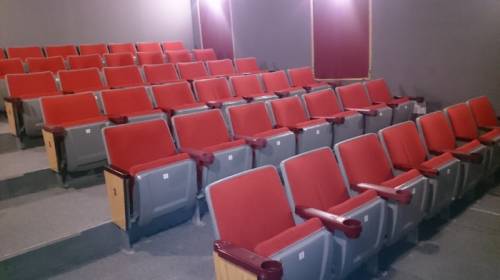 Кинотеатральные кресла и амфитеатр
