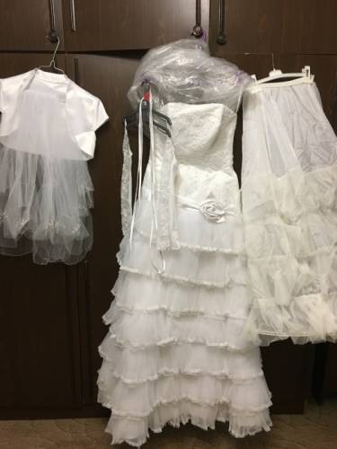 Шикарное свадебное платье с  кринолином, болеро, митенками и фатой