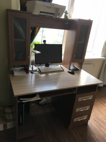 Компьютерный стол с надстройками.