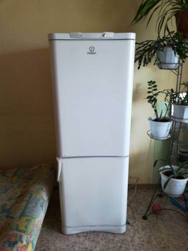 Холодильник Indesit белый