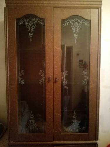шкаф со стеклянными дверями