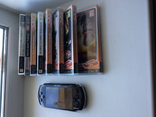 Продам PSP 3008/ в комплекте 8 игр