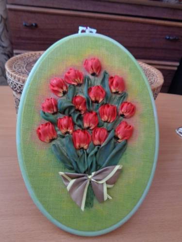 Панно из лент “Букет красных тюльпанов“