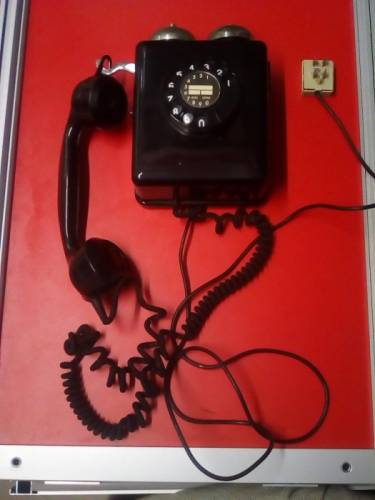 Продаю антикварный настенный телефон производства Швейцарии, 1952 года. 