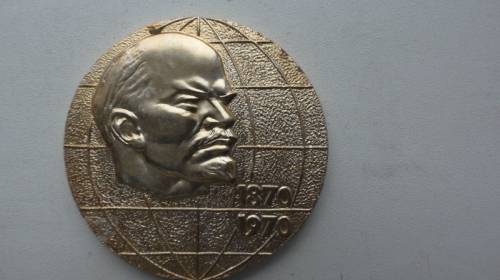 настольная медаль.(Ленин 1870-1970.сл.Маяковского-По всей вселенной ширится