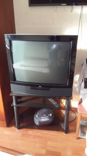 Телевизор премиум класса  “loewe Аркада“ 64“, стеклянная тумба.