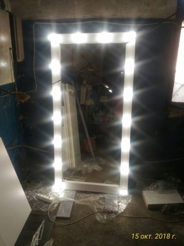 Зеркало в раме с лампами