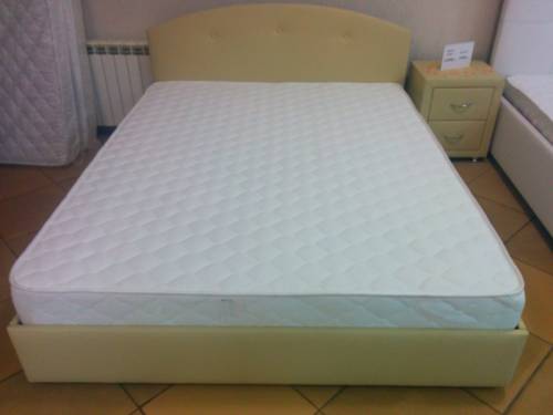 кровать двухспальная в комплекте с матрасом