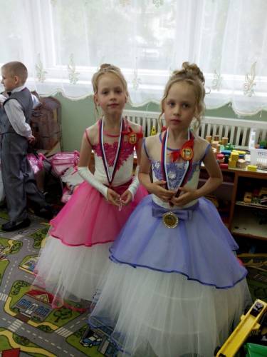 Два детскихвечерних платья для выпускного бала