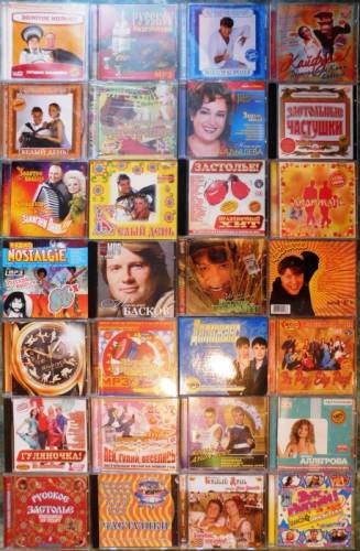 СД и ДВД диски с различной музыкой.