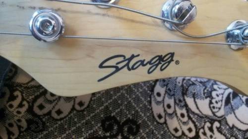 Бас- гитара STAGG в отличном состояние   ремень 