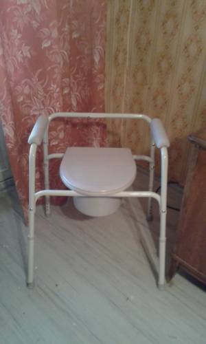 Практически новый туалет-кресло для инвалиидов