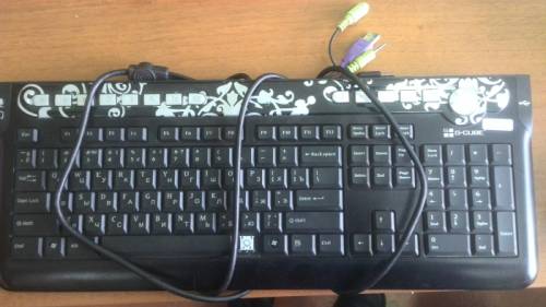 продам клавиатуру  без одной кнопки