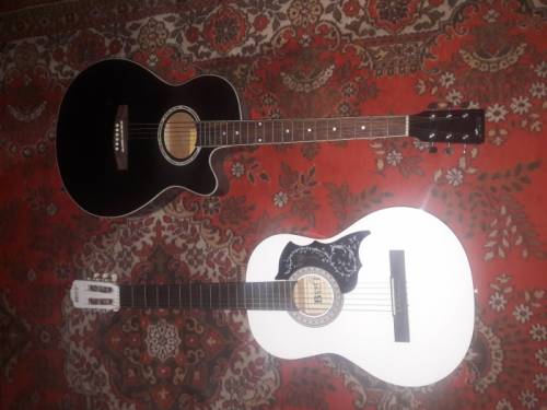 Аккустическая гитара черная и белая