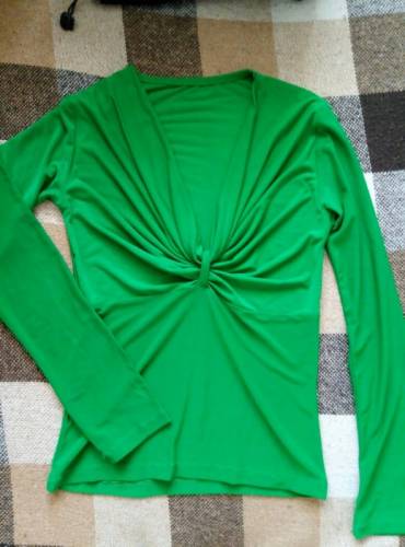 Блуза ярко зеленого цвета
