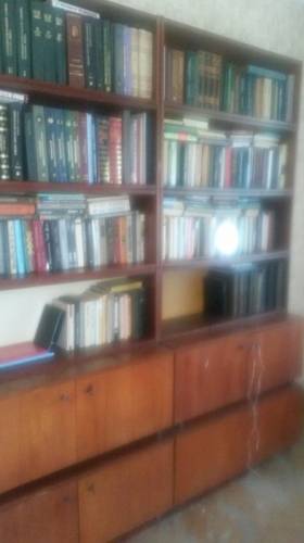 Продам недорого шкаф с книжными полками под библиотеку