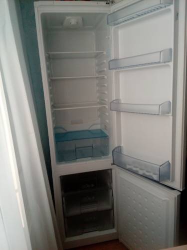 продам двухкамерный холодильник