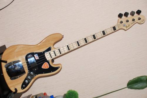 Продаётся басс гитара Fender Jazz Bass