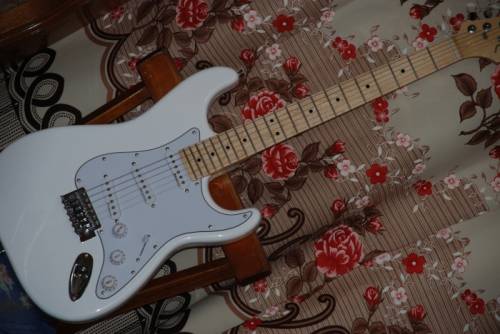 Продаётся гитара Fender stratocaster