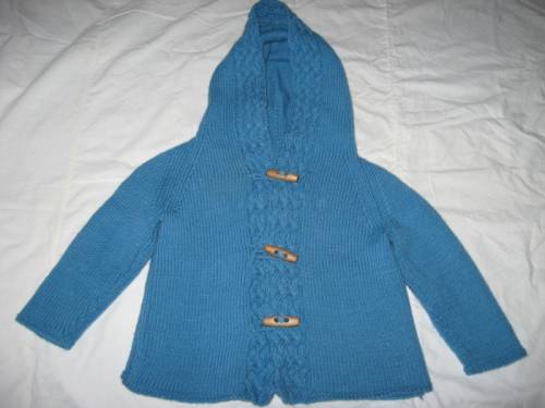 Кофта-пальто вязаная ручной вязки на маленькую девочку