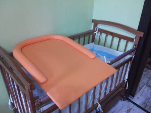 Кроватка детская в комплекте: матрац, бортик, пелинальная доска