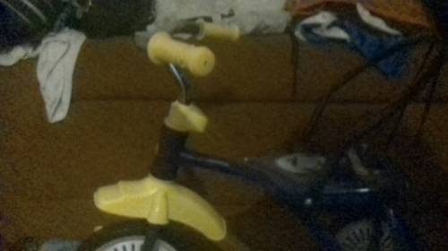 детский новый велосипед жёлтый синий.
