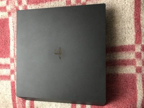 Продам PS4 PRO 1 tb, 2 джойстика, 20 игр...