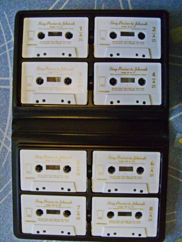 Продаю набор из 8 аудиокассет в футляре.