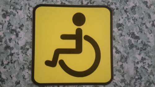 Знак самоклеющийся на входы в здания магазины на кнопку вызова “инвалид“
