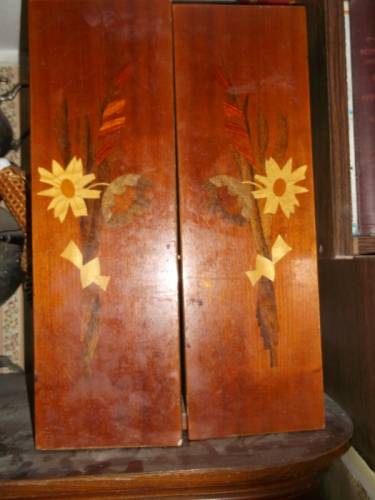 навесной шкафчик из натурального дерева с деревянной  инкрустацией цветов