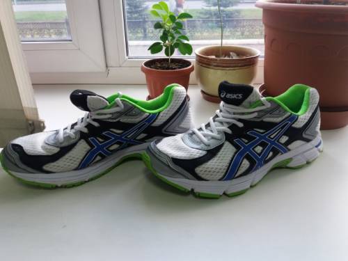 Продаю кроссовки беговые Asics