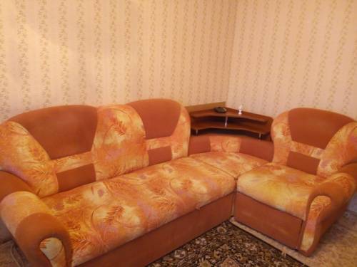 Продам недорого диван б/у с креслом