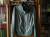 женская куртка из натуральной кожи,цвет малахит р.48 ,на рукавенебольшой дефект.