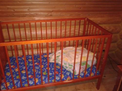 кроватка с матрасиком и защитными ковриками