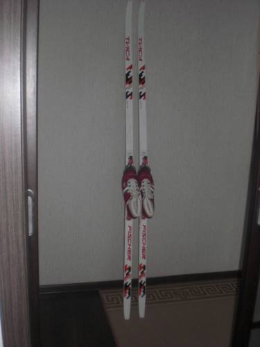 Лыжи беговые , крепления и лыжные ботинки (бу).