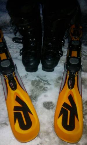 Горные лыжи и ботинки.