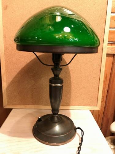старинная настольная лампа с зеленым стеклянным абажуром